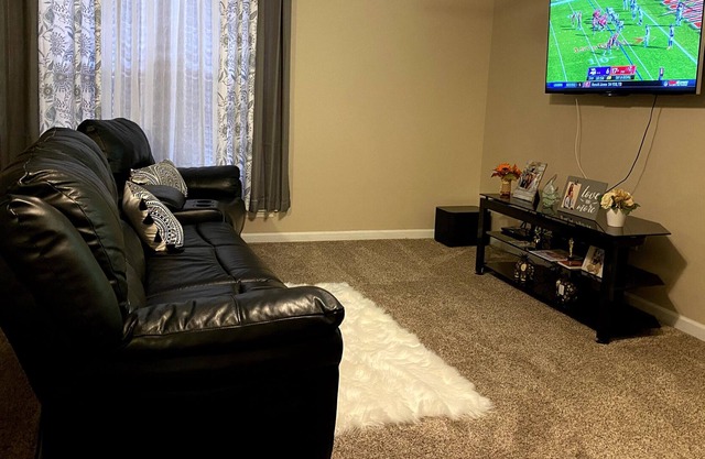 Fully Funished Condo convenient to St Louis and Scott AFB.