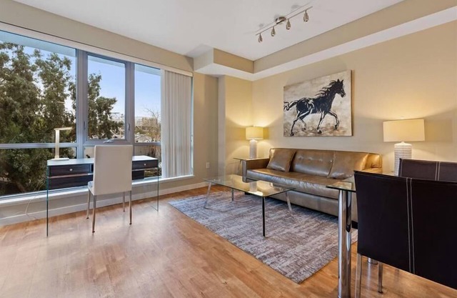 Fully Furnished 1BR nr Airport | AC, Wifi, Full Kitchen w/ Dining