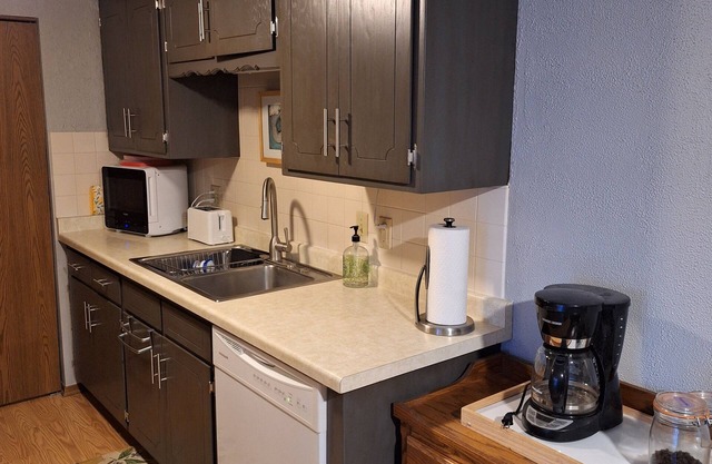 Fully Furnished 2 Bedroom/1Bathroom - West Bend, WI