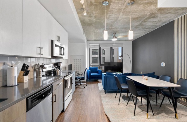 Fully Furnished| 2BR Steps from Dwntwn|Luxe &Cozy