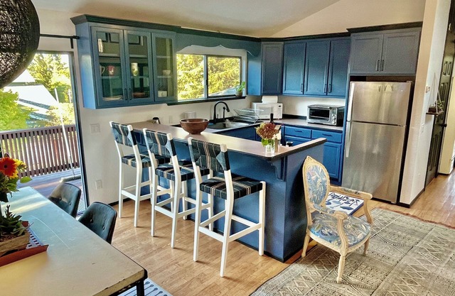 Fully furnished, 30-day min./Light-Filled Apartment in Sebastopol