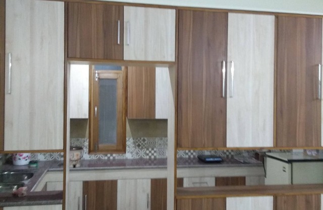 Komplett möbliertes Apartment (drei Schlafzimmer mit angeschlossenem Bad und Küche)