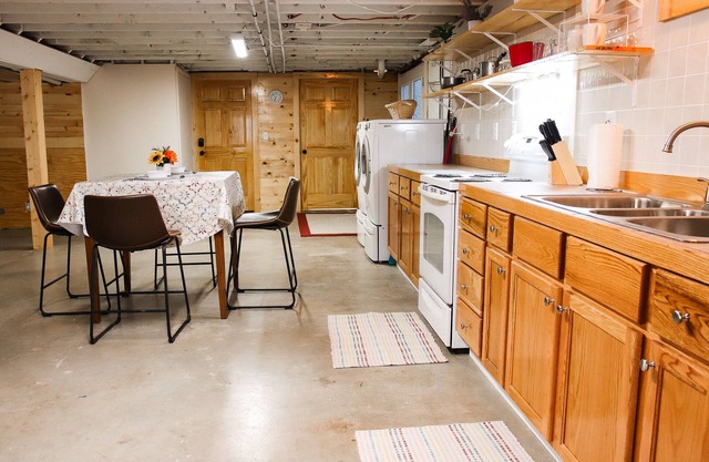 Fully Furnished Basement Apartment only 3 miles to Fulton on State Road Z