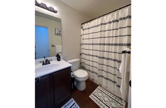 Fully Furnished Cheerful Three Bedroom home!!