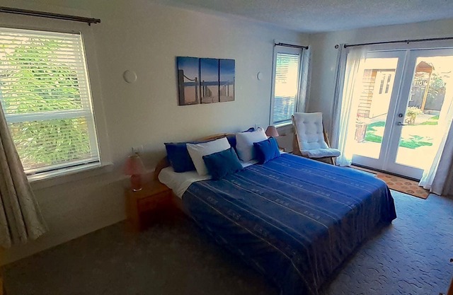 Fully furnished garden suite one block from downtown, ocean in charming Sidney
