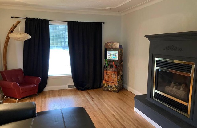 Fully Furnished Home, Close to Airport and Major Shopping Malls