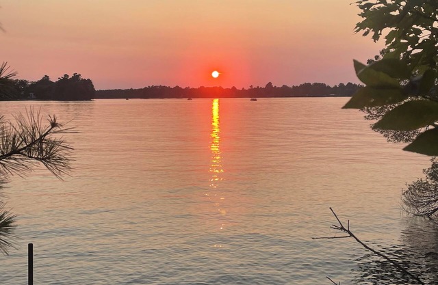Fully-furnished LAKE HOME near Ice Age hiking & 4-wheel trails + SUNSET VIEWS