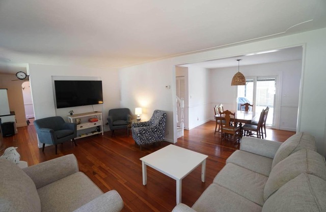 Fully Furnished Lakeside Getaway in Beautiful Bright's Grove!