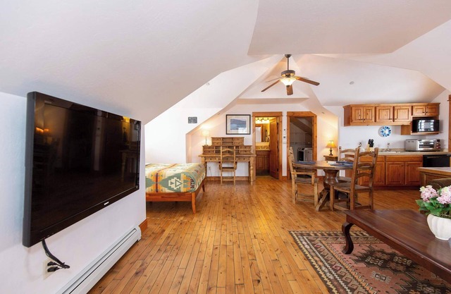 Fully Furnished Loft Near Hyalite