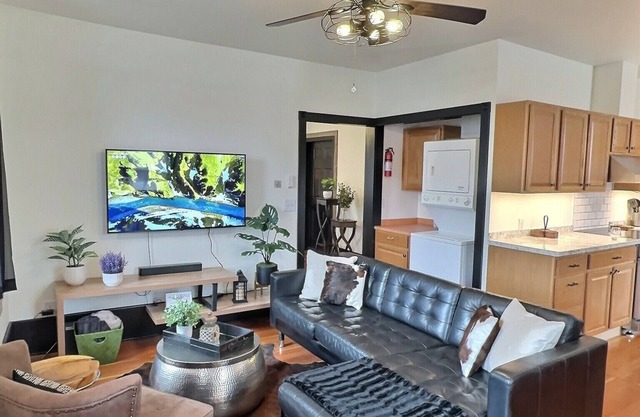 Fully-furnished Modern Apartment / Executive Suite in Heart of Town