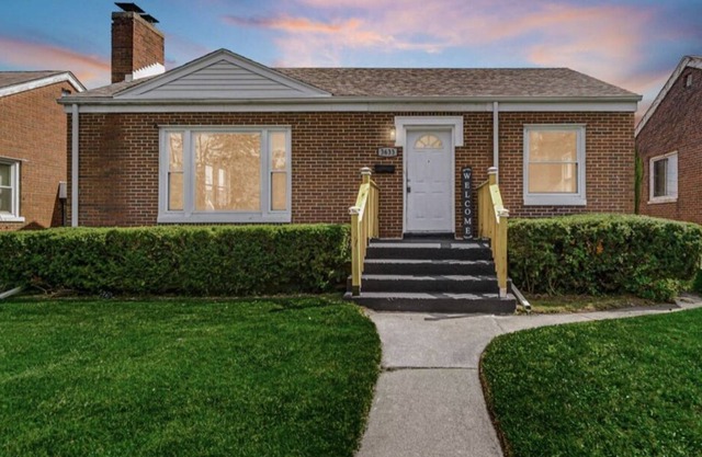 Fully furnished! Newly Updated 2Br/1Bath with Big Back and Front Yards!