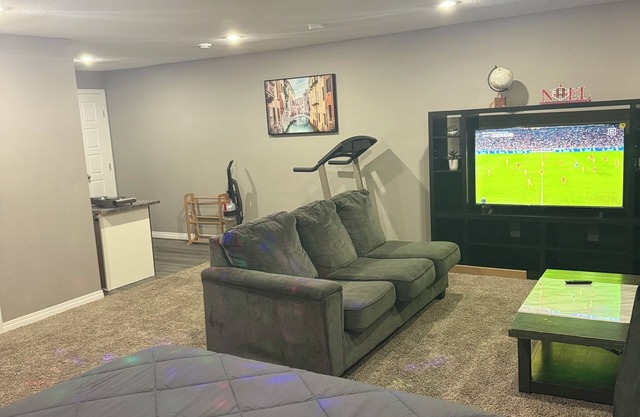FULLY FURNISHED PRIVATE BASEMENT IN A SERENE RESIDENTIAL NEIGHBOURHOOD!