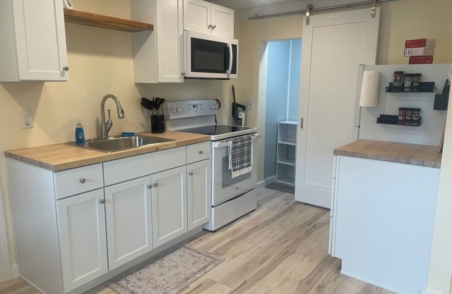 Fully furnished studio apartment in Pittsford, small dog approved