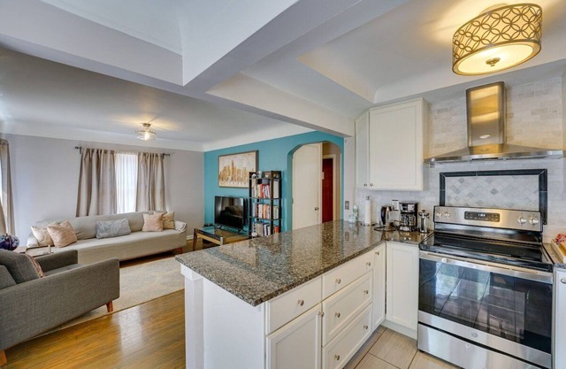Fully Furnished & Tasteful Home - West Dearborn