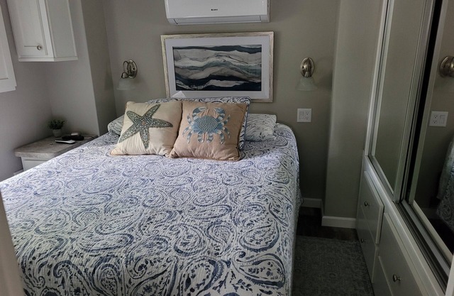 Fully furnished tiny house with loft just minutes from the beach