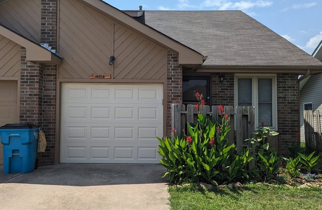 Fully furnished+utilities 2/1.5 Duplex with 1 car garage. Pet friendly!