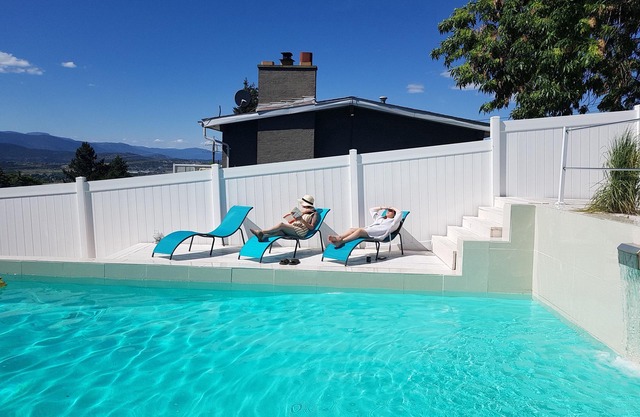 Genießen Sie den Blick auf die Stadt von Ihrem eigenen privaten Pool und Whirlpool