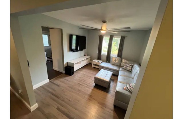 fully Modern 3 bedroom 65"smart tvs cable bluetooth speakers etc