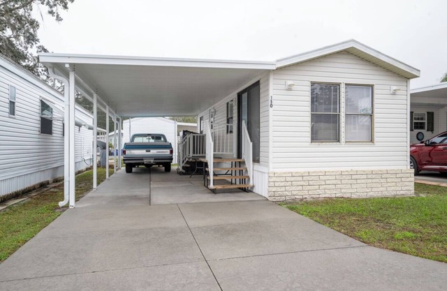 Fully remodeled cozy mobile home in charming Zephyrhills with AC, WiFi