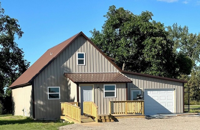 Fully remodeled Handicap friendly house, 10 miles W of Tolna that sleeps 9 ppl