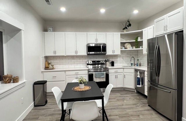 Fully remodeled house for 6 guests in the heart of Midvale