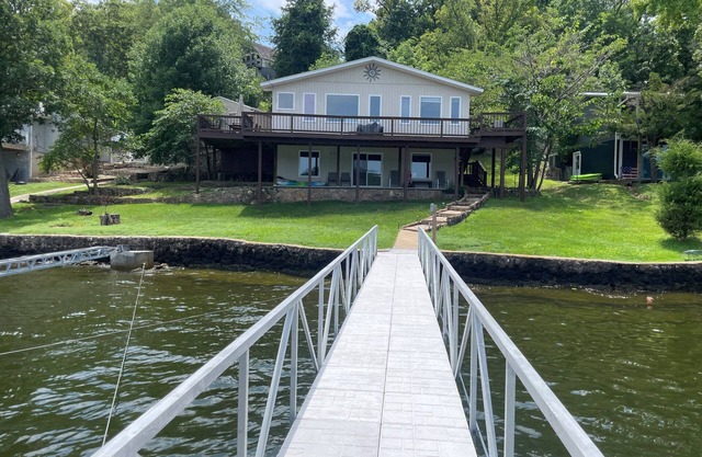 Komplett renoviertes Haus am See mit herrlichem Blick auf den See der Ozarks!