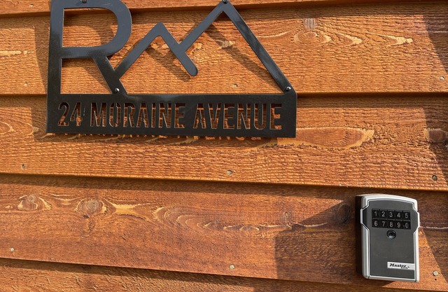Fully Remodeled Story Cabin minutes from mountain trails!