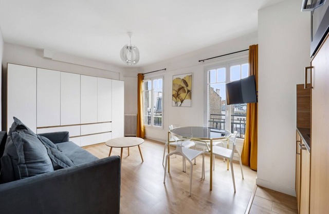 Charles Laffitte-Apartment-Stadtblick-Ensuite Bad