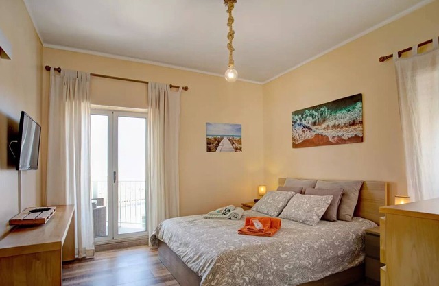 Fully renovated apartment in the center of Peniche, close to the beach.