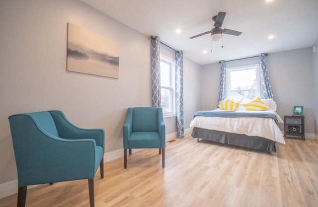 Fully Renovated Cottage on Queen, 3min walk from Beach and Downtown Adventures!