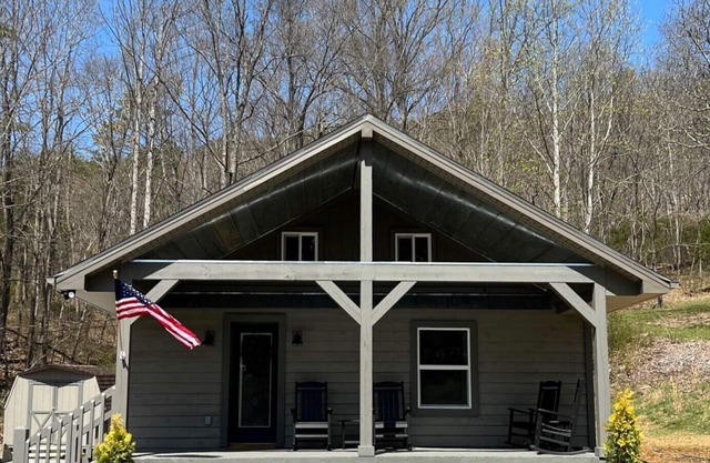 Fully Renovated Cottage - Minutes from Appalachian Trail & Carvins Cove