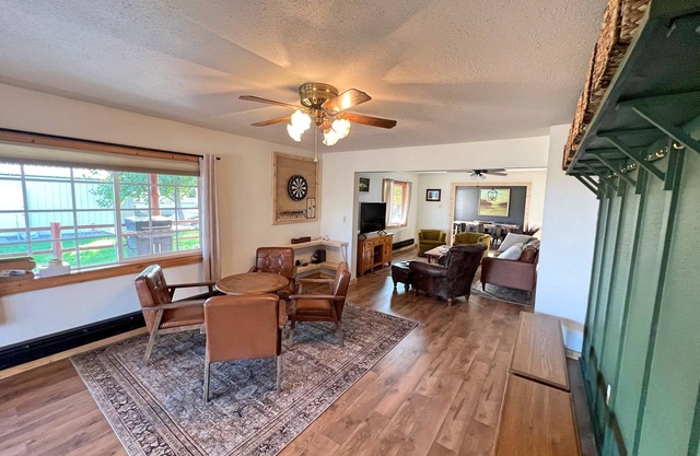 Fully Renovated Historic Home - One mile to the Bighorn River Fort Smith, MT