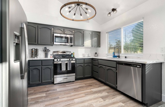 Fully Renovated Mansion w/ 4BD/3BA w/ Ample Space