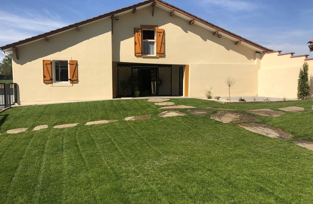 Komplett renoviertes aufnahmefähiges Ferienhaus für 7 bis 15 Personen in üppigem Grün