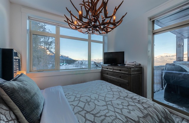 Fully Renovated ski in / ski out Loft with Private Hot Tub