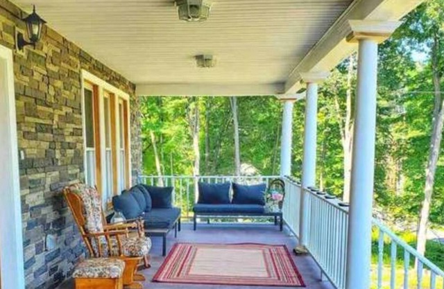 Fully renovated Victorian house situated on mountain with jacuzzi & fireplace.