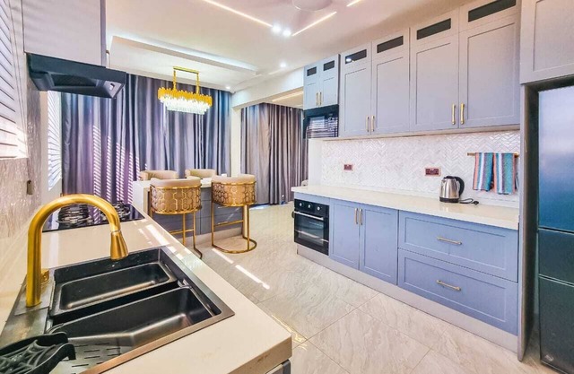 Fully-service modern lux 2-bedroom apartment with rooftop swimming pool and bar