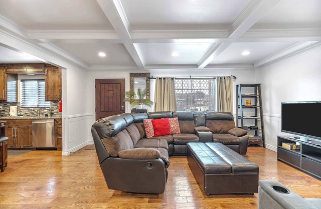 Fully Updated 3 BDR Seaside Home Minutes to Beach!