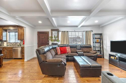 Fully Updated 3 BDR Seaside Home Minutes to Beach
