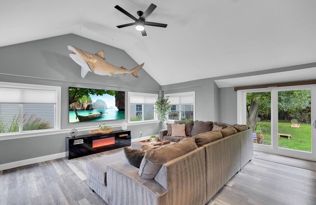 Fully Updated Home near Wildemere Beach, Walk to Water, Pet Friendly