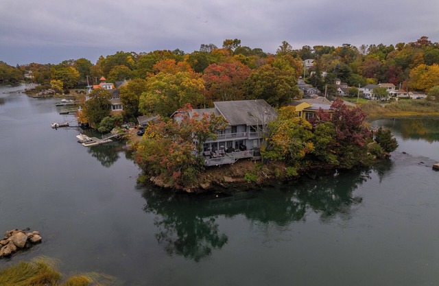Fun 3-Bed Fishing/Game lodge. Tranquil River leads to LIS, WiFi, in East Haven.