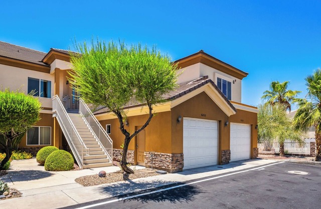 FUN 3 Bedroom w/ Bonus room and 3 Full Bathroom Condo
