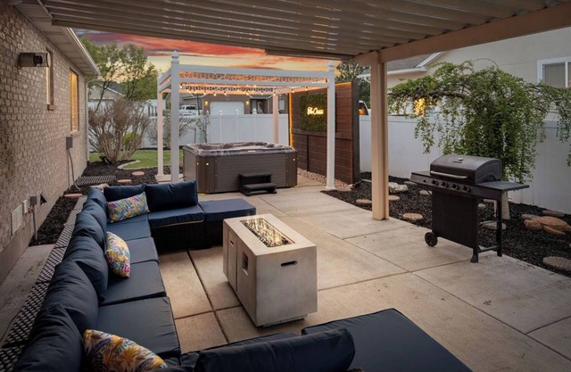 Fun and Spacious Family Oasis + Hot Tub + Ping Pong