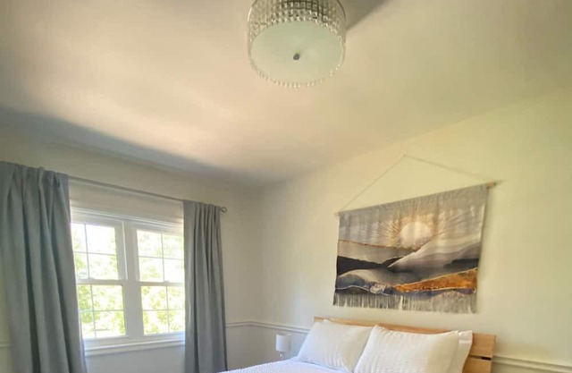 Fun & bright 3 bdrm cottage across from Lake Huron