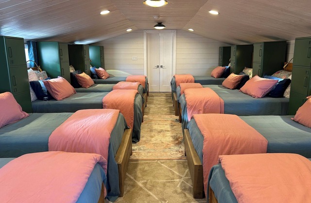 Fun Bunkhouse with 10 beds, full kitchen, and WiFi, AC in Historic Concho