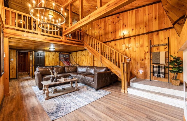 Fun cabin with hot tub, pool table & fire pit - BIG BLUE