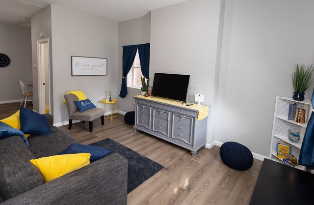 Fun-Comfy-King bed-dog friendly-<3 of the city