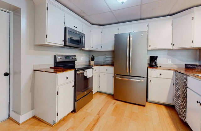 Fun cottage in town, near lake w/game room
