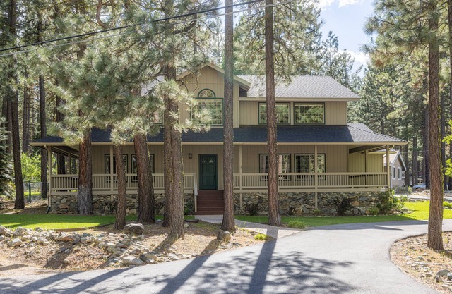 Fun Family Cabin in the Heart of the Lost Sierra w/ BBQ, Games and Tons of Space