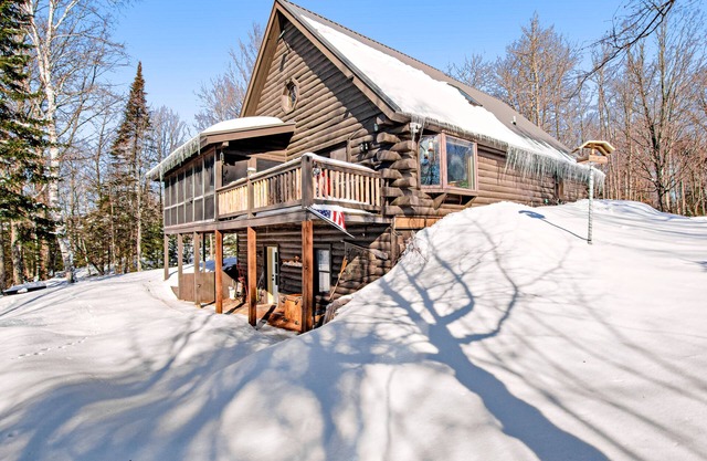 Fun Family Retreat on the Lake W/ High-speed WiFi, Furnished Deck & Dock
